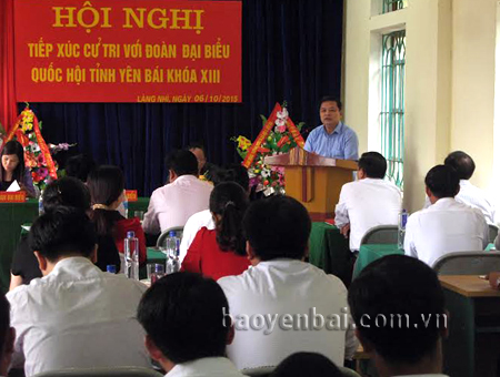 Đồng chí Dương Văn Thống trao đổi với cử tri tại buổi tiếp xúc.
